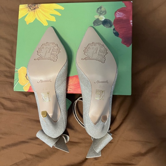 MUCCCUTE GOLD High Heels Bow Back Stiletto NWT size 7.5 - Picture 4 of 6